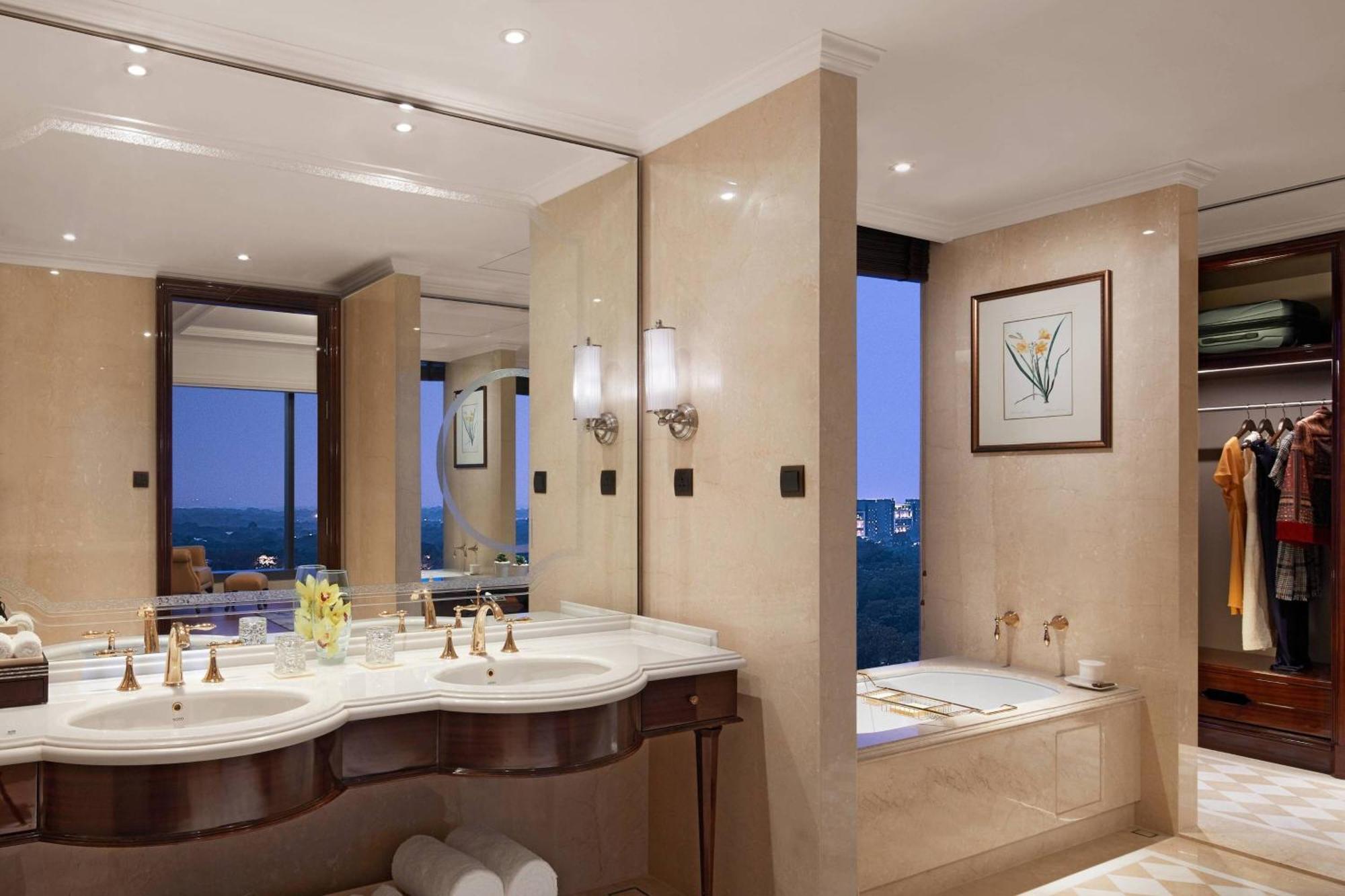 The Ritz-Carlton, Poona Buitenkant foto